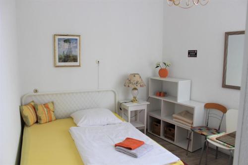 1 dormitorio pequeño con 1 cama y 1 silla en Hotel zur Post Schwanheim, en Frankfurt