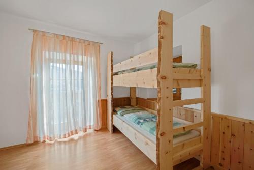 Palanda nebo palandy na pokoji v ubytování Rafaser - Apartment Albina