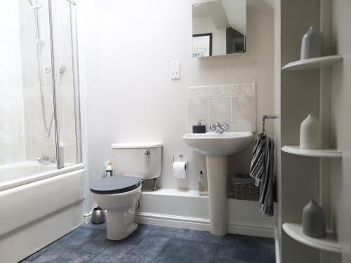 Vonios kambarys apgyvendinimo įstaigoje Switchback Stays Marina Apartments