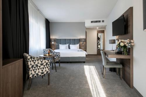 Postel nebo postele na pokoji v ubytování DB Hotel Wrocław