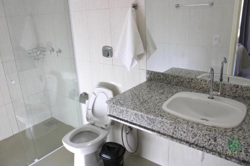 uma casa de banho com um WC, um lavatório e um chuveiro em PISSIN POUSADA E HOTEL em Marília