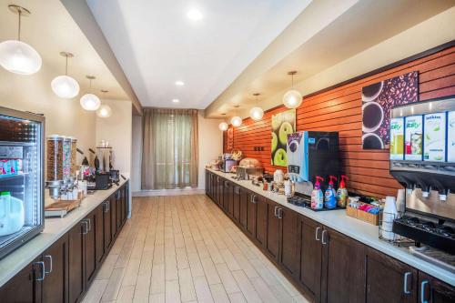 a restaurant with a coffee shop with aasteryasteryasteryasteryasteryasteryasteryastery at La Quinta by Wyndham Beeville in Beeville