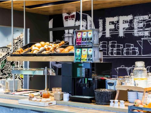 eine Bäckerei mit Gebäck und anderen Lebensmitteln in der Unterkunft ibis Budget Knokke in Knokke-Heist