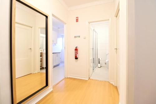 un grande specchio in un corridoio con un bagno di O Beco - Apartment in the Heart of the City of Viana do Castelo a Viana do Castelo