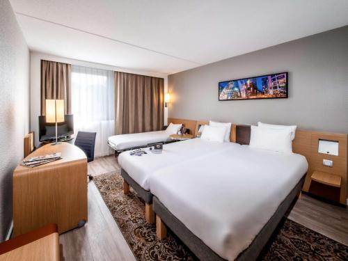 Postel nebo postele na pokoji v ubytování Novotel Rotterdam - Schiedam
