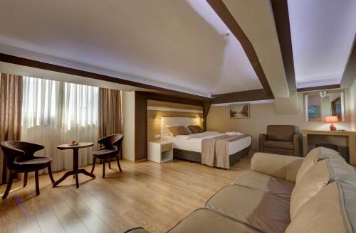 Ένα ή περισσότερα κρεβάτια σε δωμάτιο στο Arus Hotel