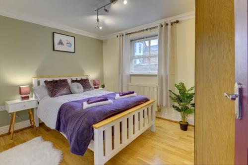 a bedroom with a bed and a window at Leamington Spa Warwick Place Apartments in Leamington Spa