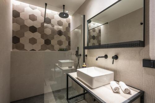 Brand New Ermou Veni Apartment
