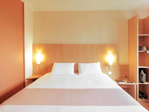 Een bed of bedden in een kamer bij ibis Birmingham Centre New Street Station Hotel