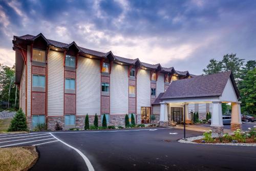 a hotel building with a road in front of it at The Chandler at White Mountains, Ascend Hotel Collection in Bethlehem