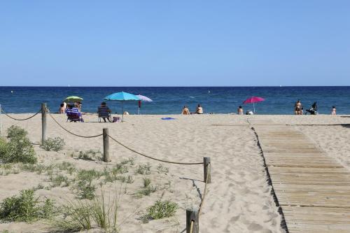 AT143 Completamente equipado, con piscina y cerca de la playa