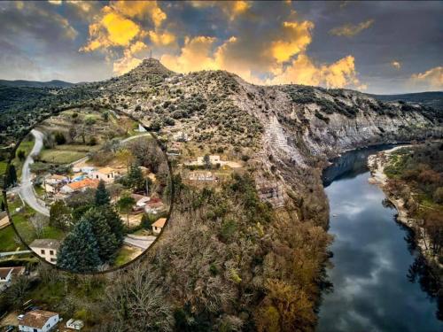 una vista aérea de un puente sobre un río en Hebergements des POSAS, en Sampzon