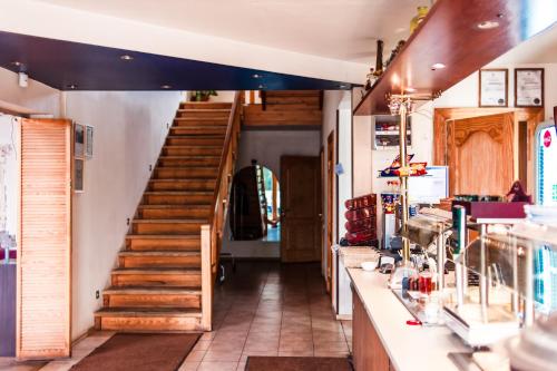 Una escalera que conduce a una habitación con tienda en kafejnīca Laura en Jaunmārupe