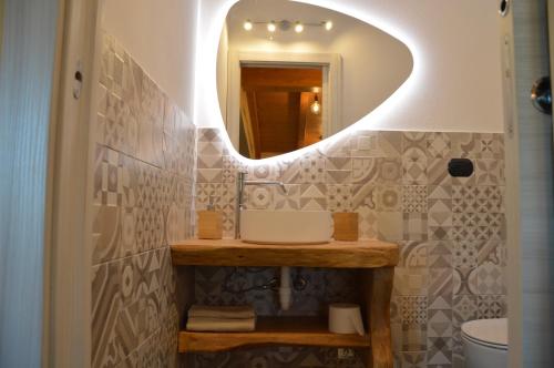 a bathroom with a sink and a mirror at COTTAGE ROSE in Bellagio