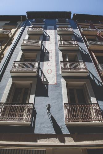 a tall building with balconies and a street light at Pamplonapartments Pozo Blanco in Pamplona