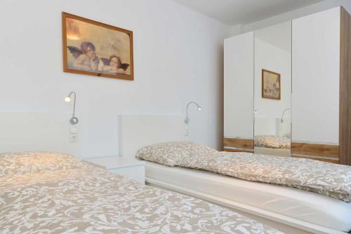 1 dormitorio con 2 camas y una foto en la pared en Apartment Olperer en Mühlbachl