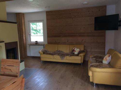 ein Wohnzimmer mit 2 Sofas und einem Flachbild-TV in der Unterkunft Ferienhaus Gasthof Kanzlersgrund in Oberhof