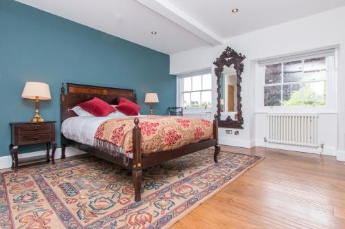 A bed or beds in a room at Georgian Townhouse