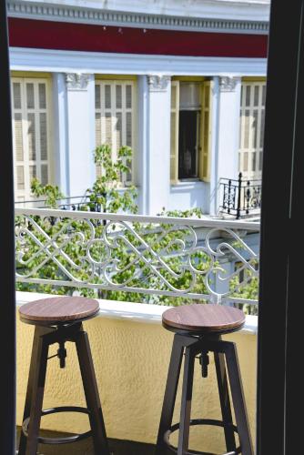 Uma varanda ou terraço em CentraL44 WoW CasuaL Suite-Ermou view