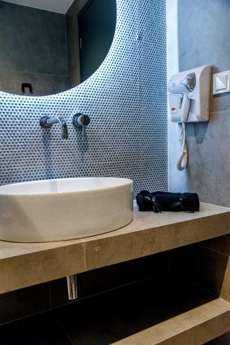 Um banheiro em CentraL44 WoW CasuaL Suite-Ermou view
