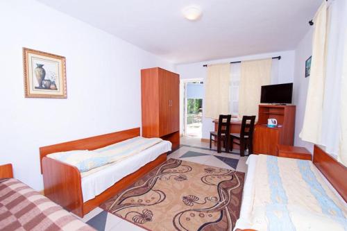 Habitación de hotel con 2 camas y TV en Pensjonat As Pik, en Niechorze