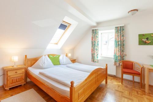Ein Bett oder Betten in einem Zimmer der Unterkunft Gasthof Siegfried Gruber