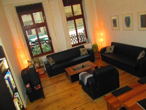 a living room with two black couches and a table at Ruhige Ferienwohnung - Berlin Mitte in Berlin