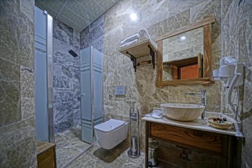 Bilik mandi di Cappadocia Cave Lodge