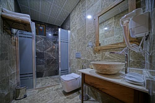 Bilik mandi di Cappadocia Cave Lodge