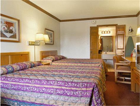 Habitación de hotel con 2 camas y baño en Indy Speedway Inn, en Indianápolis