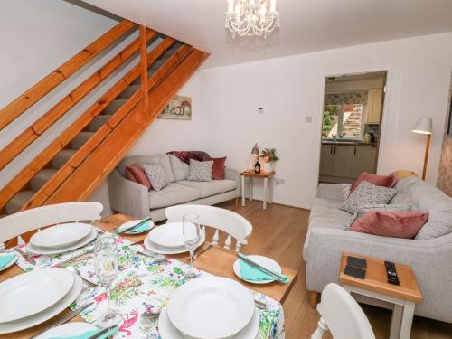 a living room with a table and chairs at Hunters Cottage in Highpeak Junction