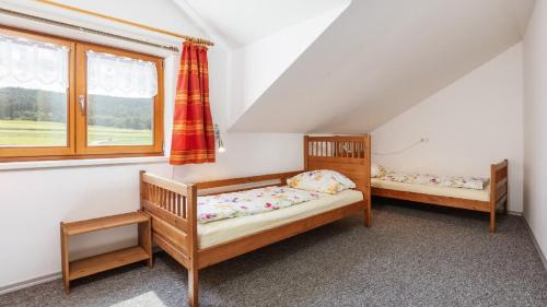two bunk beds in a room with a window at Ferienhaus Zillendorf in Zillendorf