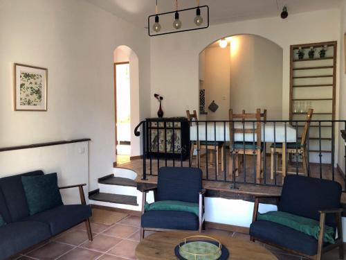 un salon avec des chaises et une table dans l'établissement la Caumontoise, à Caumont-sur-Durance