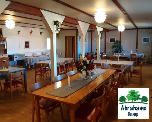 Un restaurante u otro lugar para comer en Abrahams Camp
