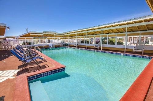 una grande piscina con sedie blu in un edificio di Beachwood Condos & Resort a Copalis Beach