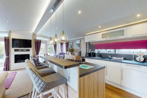 Dapur atau dapur kecil di Tattershall VIP Lodge- Lakeside setting with hot tub and private fishing peg situated on Osprey lake tattershall park