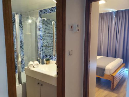 Kamar mandi di Boutique Apartments Caesarea