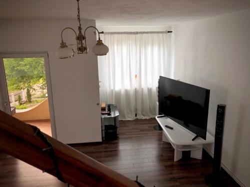 Telewizja i/lub zestaw kina domowego w obiekcie Casa Paunescu