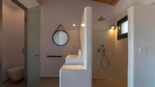 a bathroom with a sink and a mirror at KEFI SPITIA in Simotáta