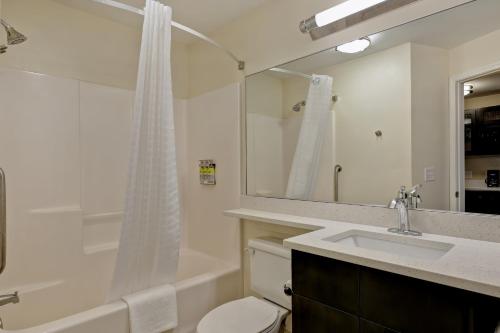 Candlewood Suites Indianapolis - South, an IHG Hotel tesisinde bir banyo