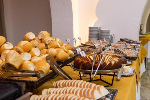 een tafel vol brood en gebak op een tafel bij Grand Resort Serra Negra in Serra Negra