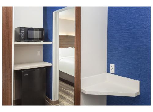 Camera di piccole dimensioni con specchio e forno a microonde. di Holiday Inn Express & Suites - Hudson I-94, an IHG Hotel a Hudson