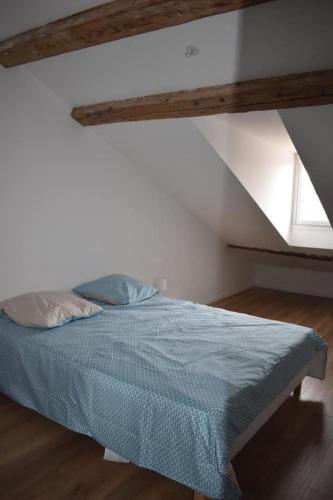 Ce lit se trouve dans une chambre blanche dotée d'un lit sidx sidx. dans l'établissement appartement à 100 m de la plage, à Cannes