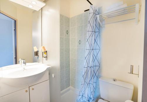 a bathroom with a shower and a sink and a toilet at Logis Hôtel- Hôtel Restaurant Le Rialto in Le Sequestre