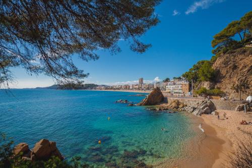 Apartments Sant Lluis CENTER, 2 min walk from the sea