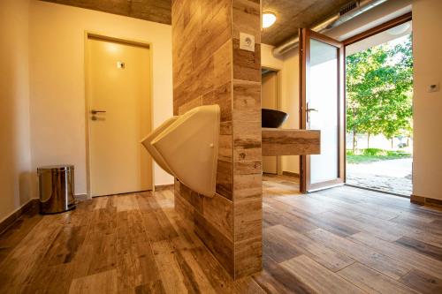 - une salle de bains avec un urinoir sur le mur dans l'établissement Residence Safari Resort - Teepee Village, à Borovany