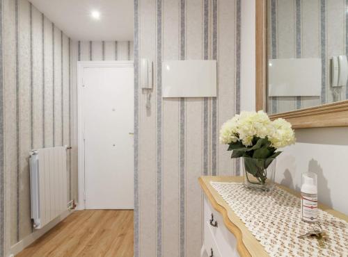 ビルバオにあるElcano Urban Class Vivienda Turística reformado con wifiのバスルーム(花瓶付)