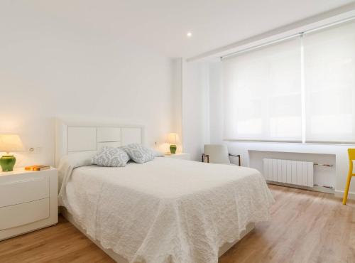 ビルバオにあるElcano Urban Class Vivienda Turística reformado con wifiの白いベッドと窓のある白い寝室