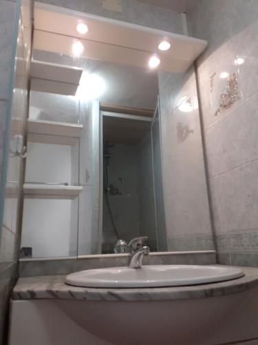 une salle de bain avec un lavabo et un miroir dans l'établissement APPARTEMENT T1, à Hyères