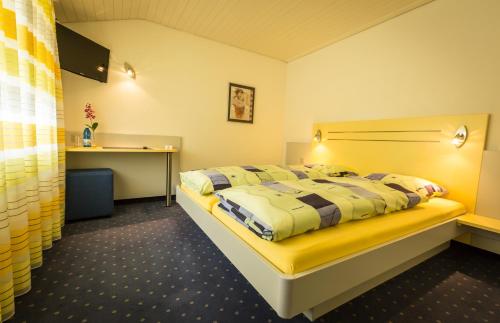 a hotel room with a bed and a desk at Hotel Franz Anton in Sargans